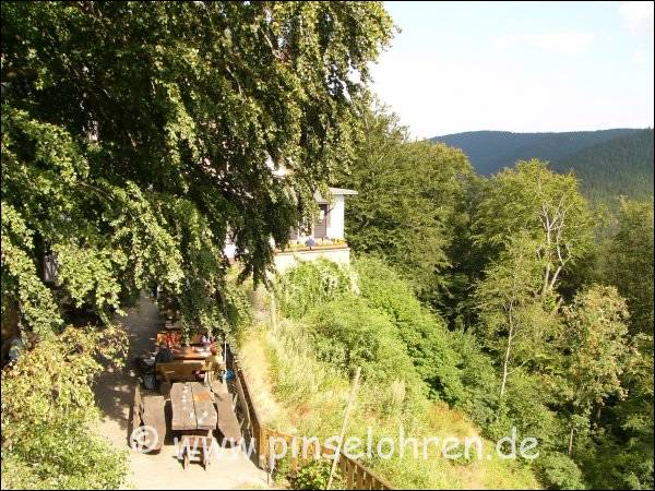 Dies zeigt die Gaststtte an der Rabenklippe, von der das Luchsgehege ber zwei kurze Treppen zu erreichen ist.