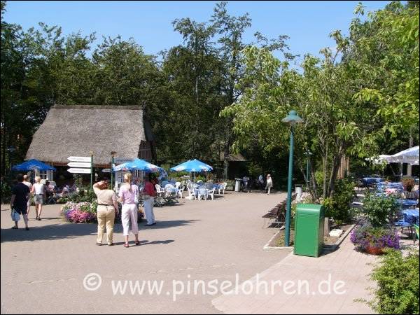 Gleich hinter dem Eingang. Es gibt ein groes Selbstbedienungsrestaurant, auch mit Terasse. Bei meinem Besuch waren dort drauen aber nur Wespen :-) Links schliet sich noch ein interessanter Kinderspielplatz an.