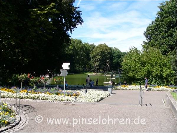 Hinter dem Eingang liegt der langgestrecke Park und Zoo.